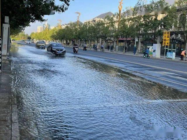 今天早上凤霞路一供水管爆裂