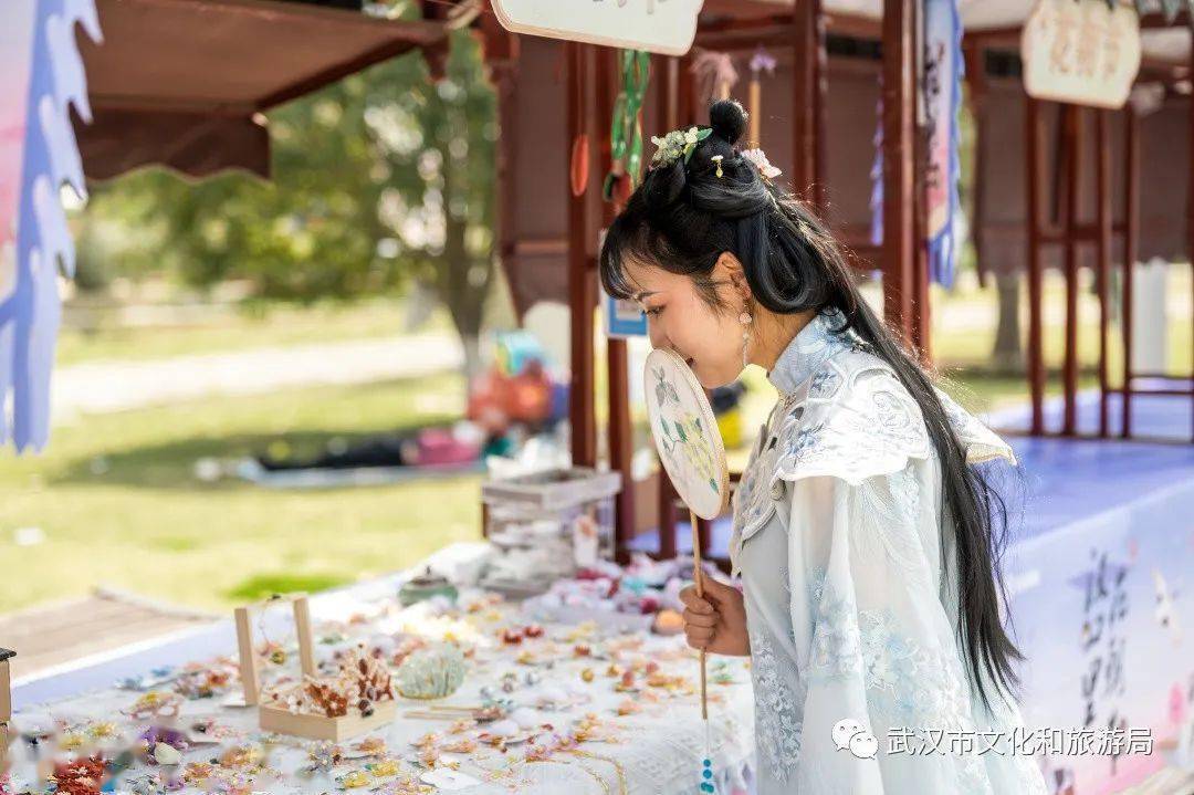 如果你也想买买买,一定要逛「花朝市集」,数十家古风摊位,沿众乐苑排