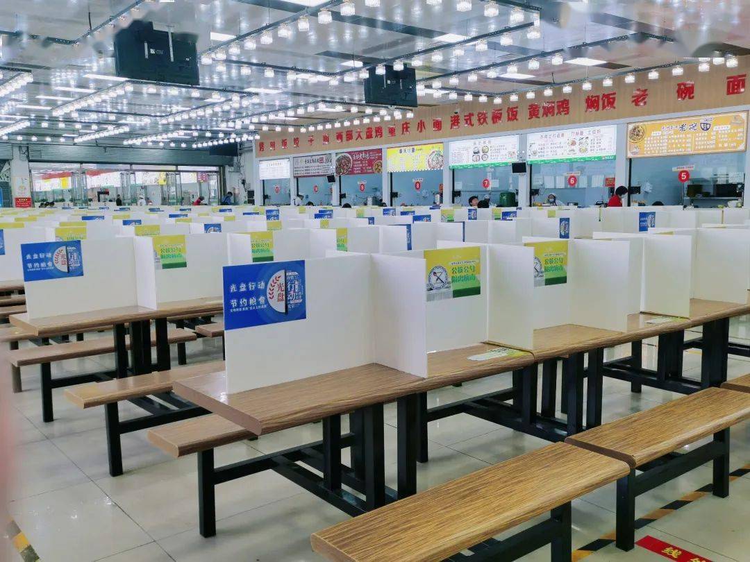疫情期间,考虑到同学们的安全,学校在餐厅安装了隔板,分区就餐,减少了