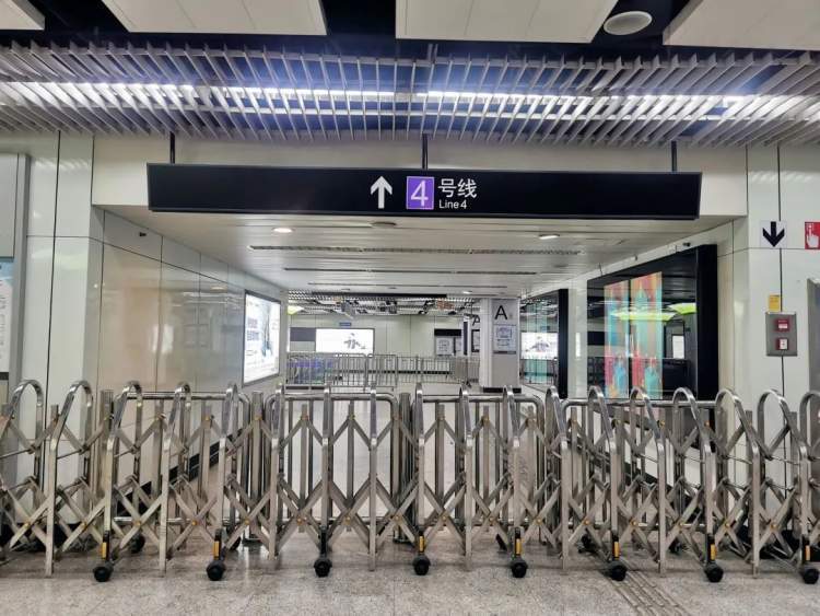 上海地铁世纪大道站员工们依然忙碌保障6号线运营和设施完好