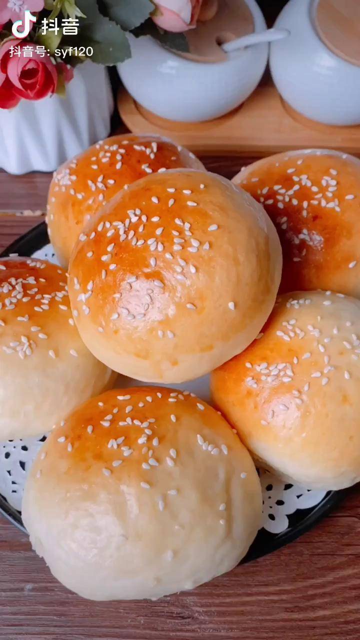 奶香小餐包烤到自己喜欢的颜色盖上锡纸根据自己的烤箱脾气调整温度