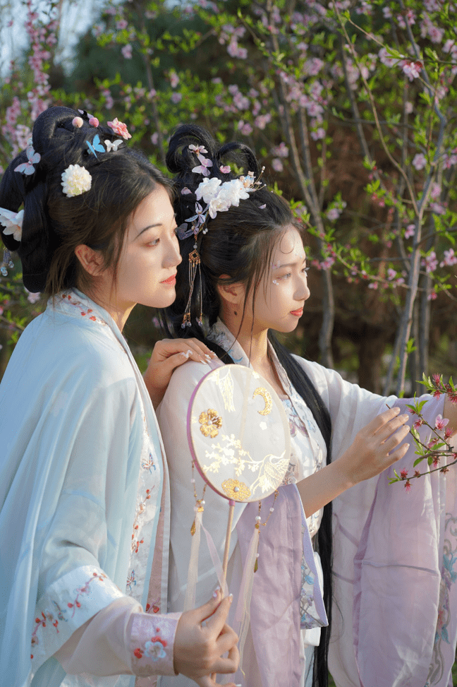 上巳节着汉服佳人才子游园寻春镌刻西大满庭好景