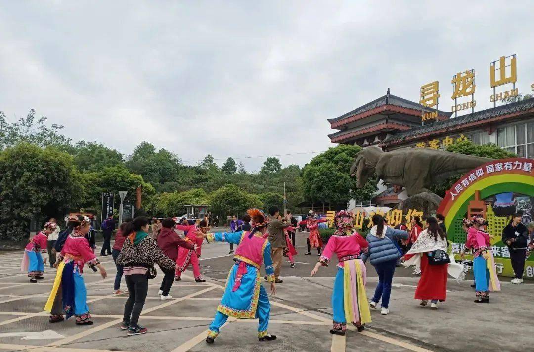 各景區景點花式吸客,相繼推出系列主題活動,北川羌城旅遊區推出了民俗