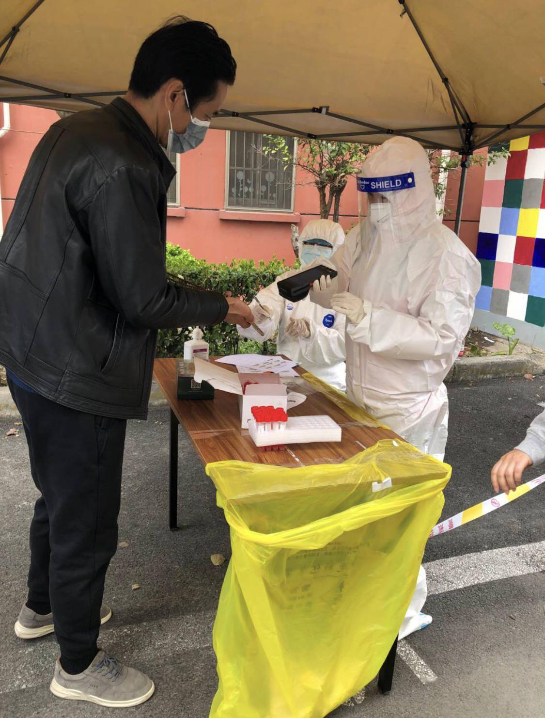 上海,这对教职工父女舍小家为大家,争当社区志愿者_居民_冯金祥_物资