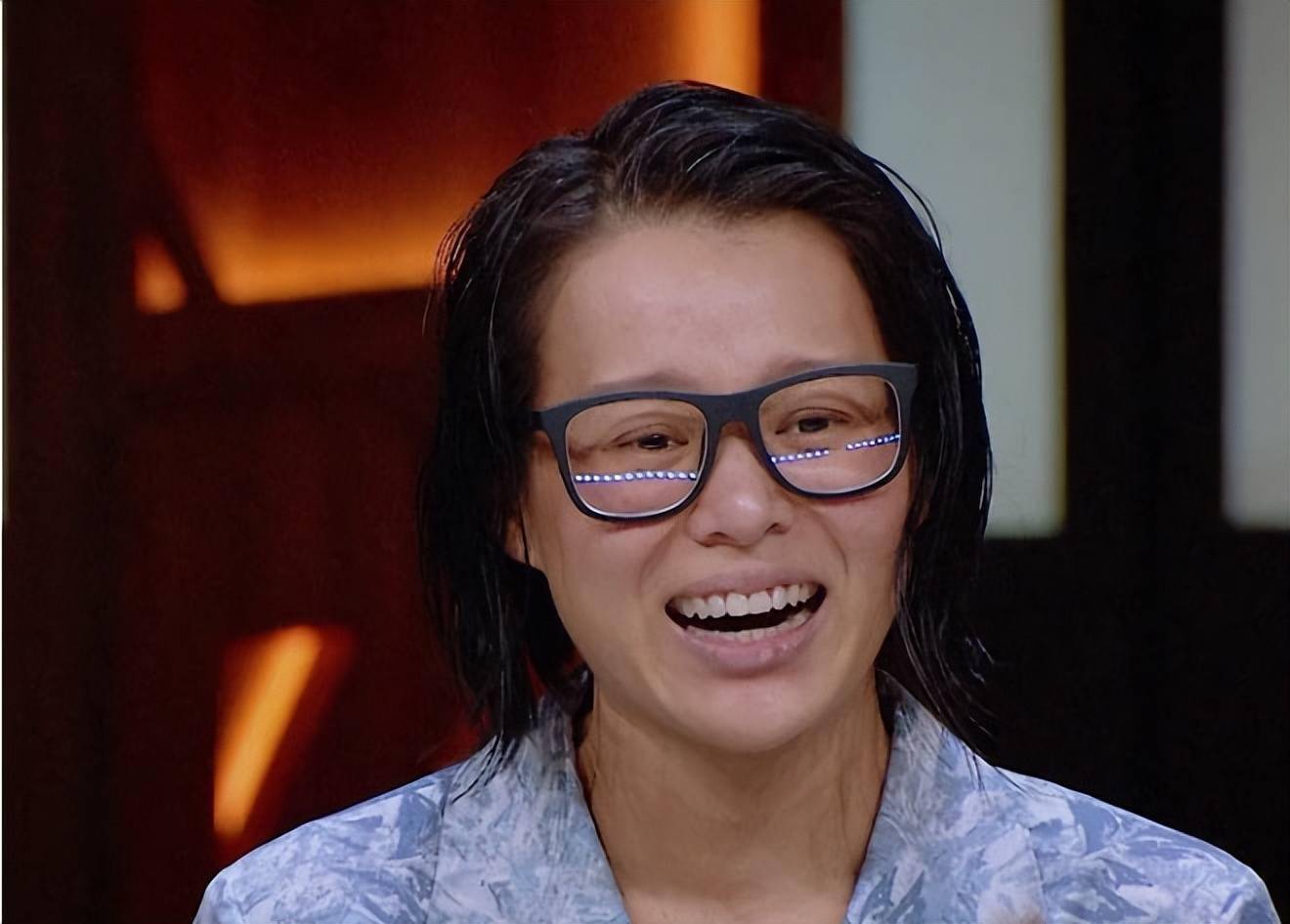 胡杏儿素颜演戏打扮贴近生活厚袜子搭高跟鞋典型的大妈穿法