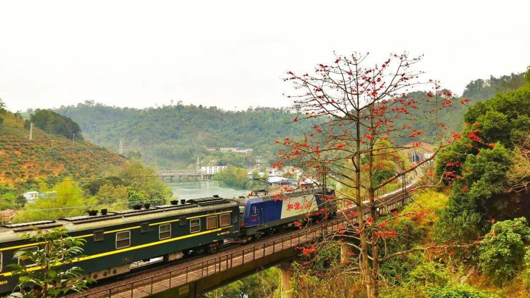 火車雲旅行第一次看到火車司機視角下的春天許多網友不禁感嘆