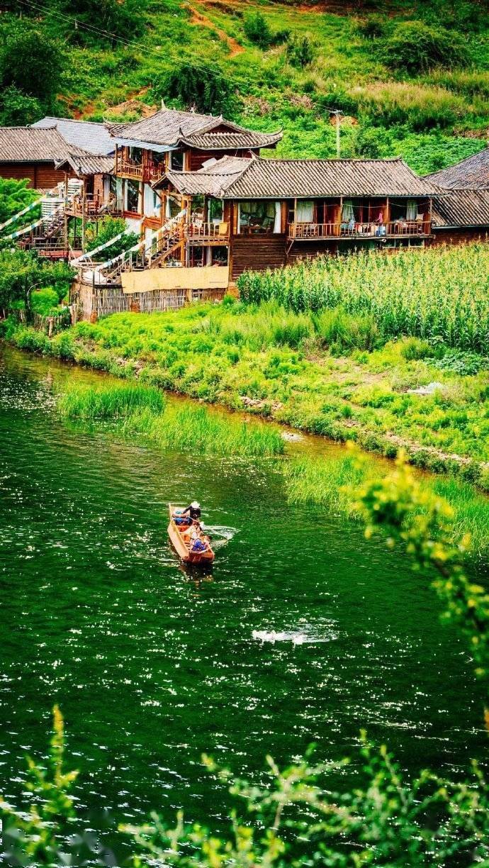 一到春天泸沽湖就美成一个存在于现实生活中的仙境如诗如画