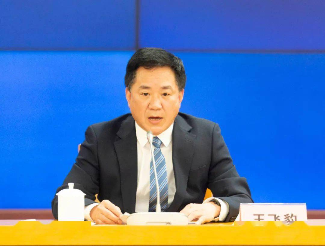 会上,金华市卫生健康委党委副书记王飞豹通报金华市金东区疫情情况