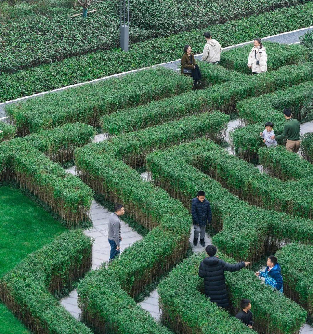 嘉兴朗诗万科 · 城市之光,在社区中设置绿篱迷宫,让家长孩子可以在