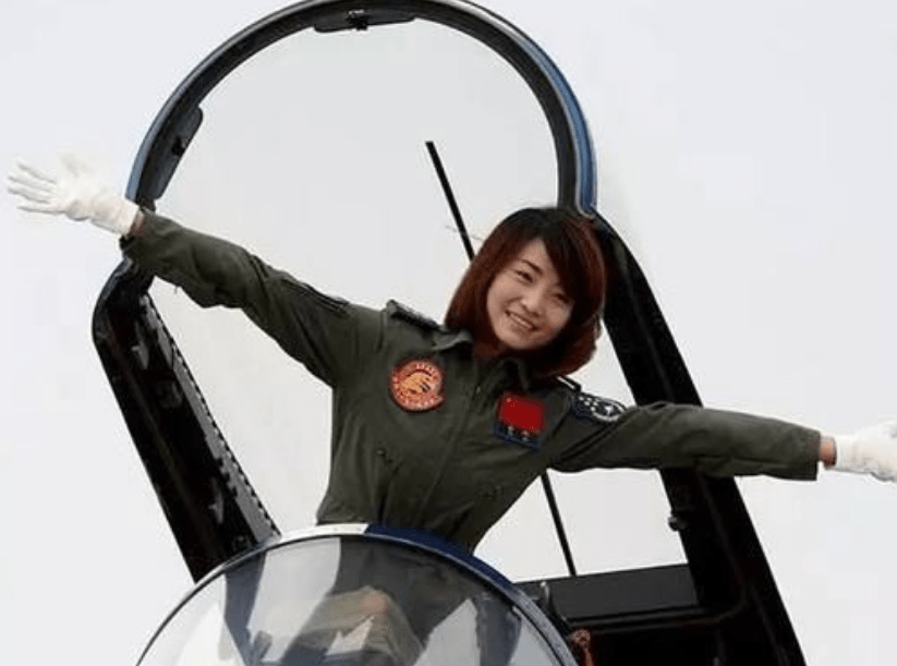 16年中国首批歼击机女飞行员余旭跳伞时撞到僚机副翼不幸牺牲