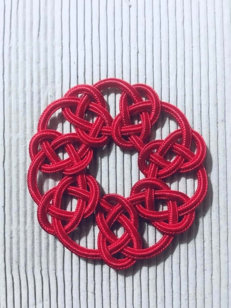 在此分享《手打中国结》中比较容易学习的"双钱结"打法,连打7个一圈