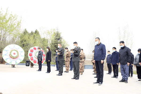 敬献花圈,致敬英魂,鹤山区人武部上校部长李亮,上校政治委员郑德永,区