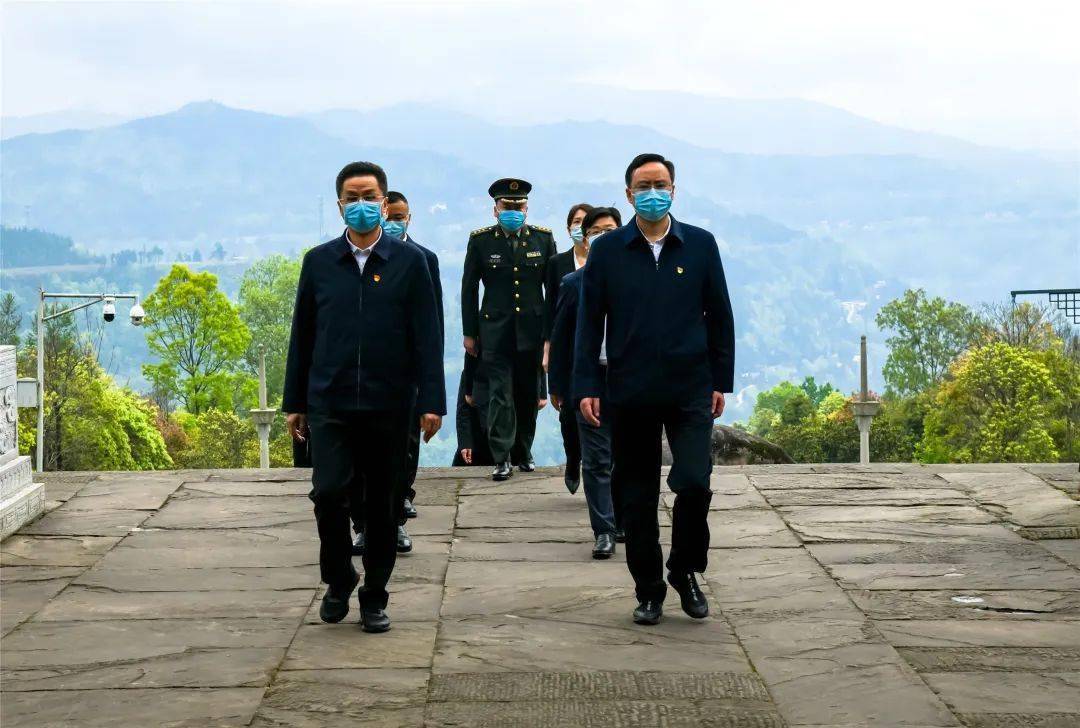 县长谭青松参加缅怀仪式县委书记李玉甫主题教育活动缅怀仪式举行了"