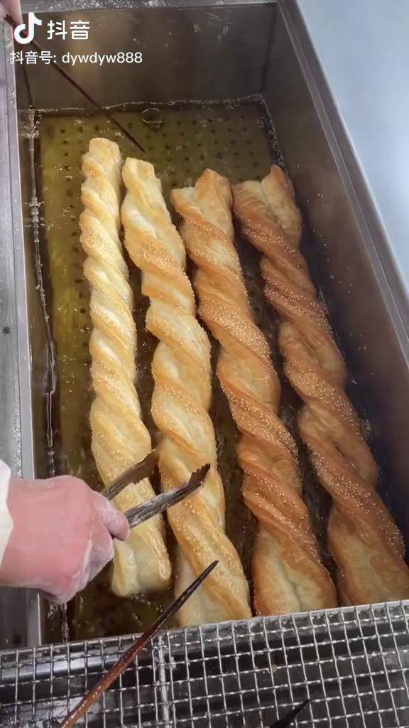 师想吃的来吧早餐培训有喜欢我家这个网红大油条的吗欢迎大家来考察