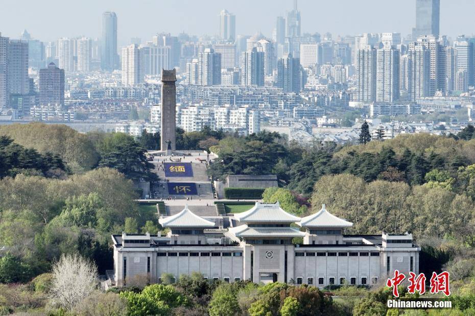 南京民眾走進雨花臺烈士陵園緬懷英烈