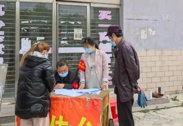 何芳芳是一位怀有7个月身孕的二胎"准妈妈",在填报信息数据的电脑前