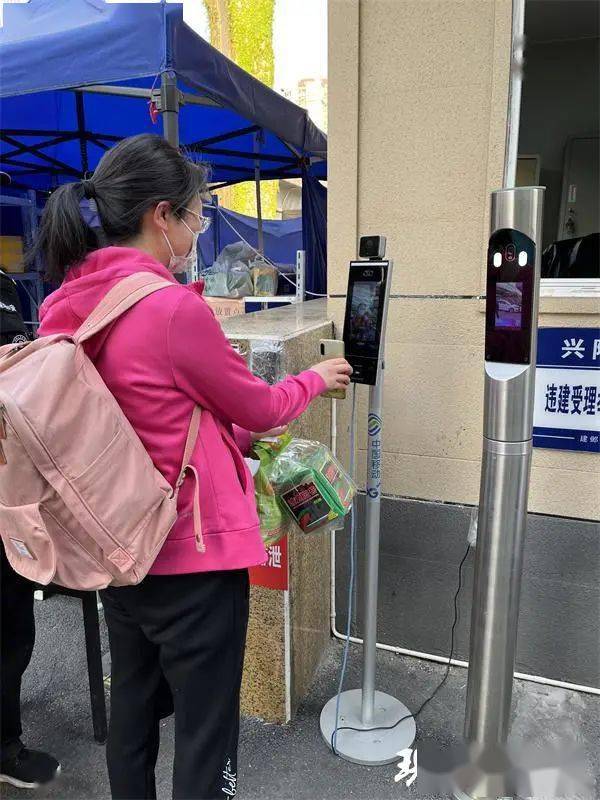 测温验码更便捷建邺区七十多个小区用上智慧防疫一体机