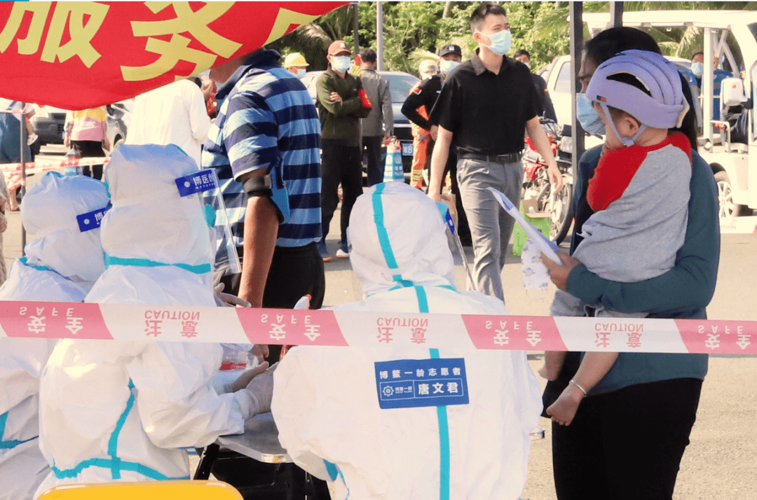 乐城医疗服务队员的身影在核酸检测点绘成了一道最美风景线,他们用