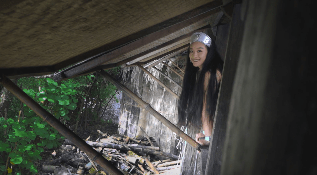 阿佤姑娘仿佛自原始苍莽中走出来的山间精灵敏捷灵动神秘且极富力量感