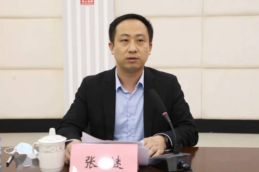 罗成在签约仪式上代表市委市政府对深圳易芯通科技有限公司,广西鑫科