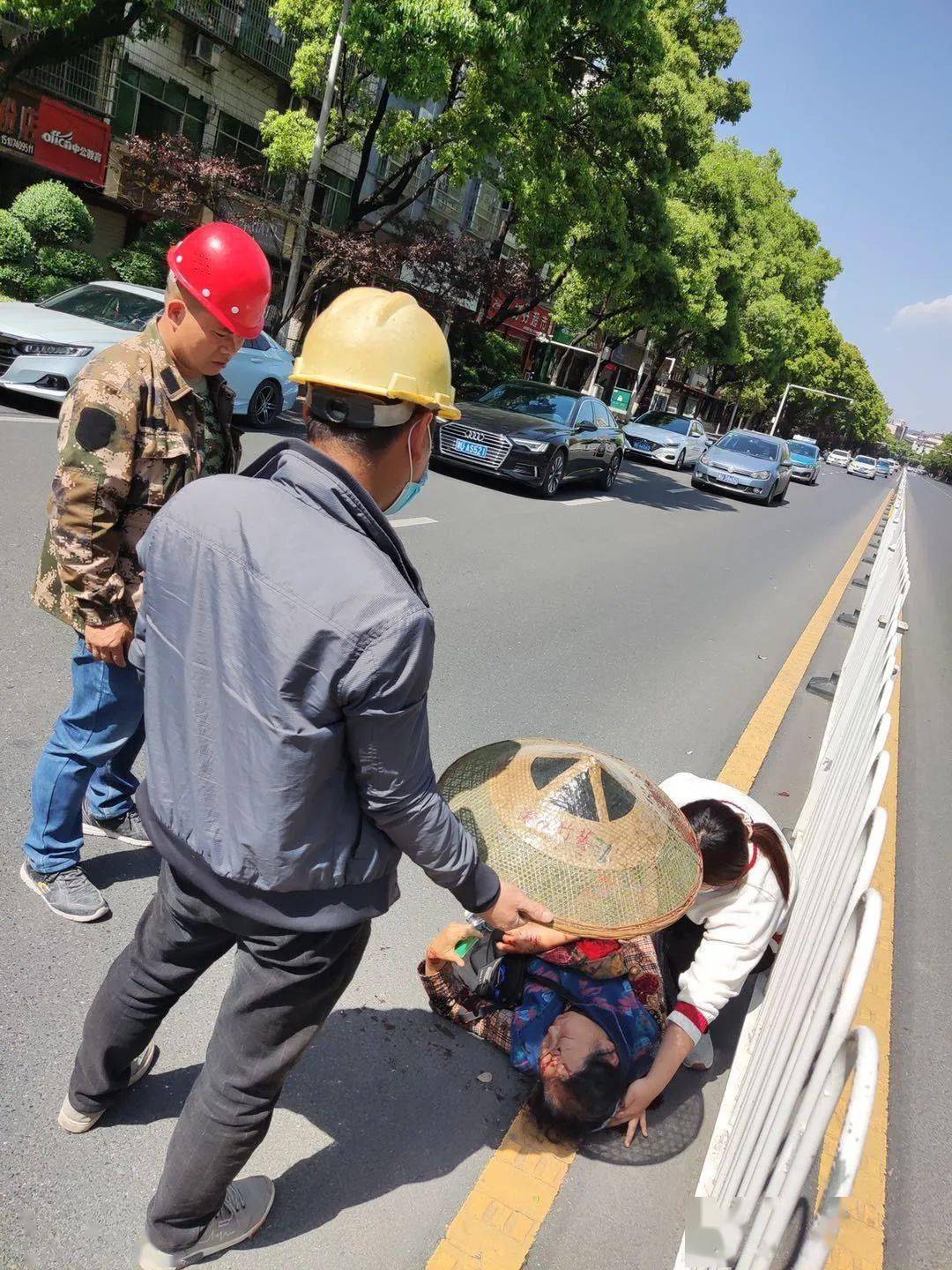吉首街头暖心的一幕吉大门口一老人倒地路人好心施救