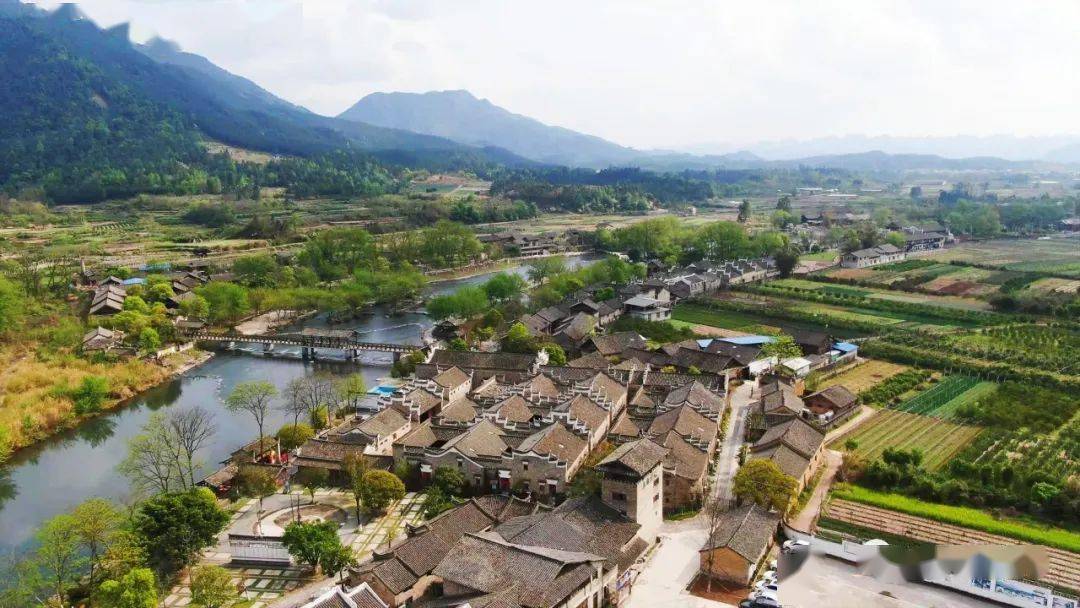 東漓古村位於靈川縣大圩鎮潮田河畔,是一處以展現桂北風情,古民居建築