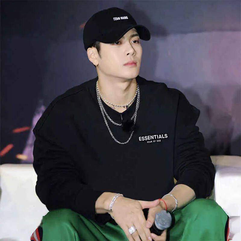 来仔细品品essentials在明星网红界的上身热度:(经典卫衣搭配棒球衫