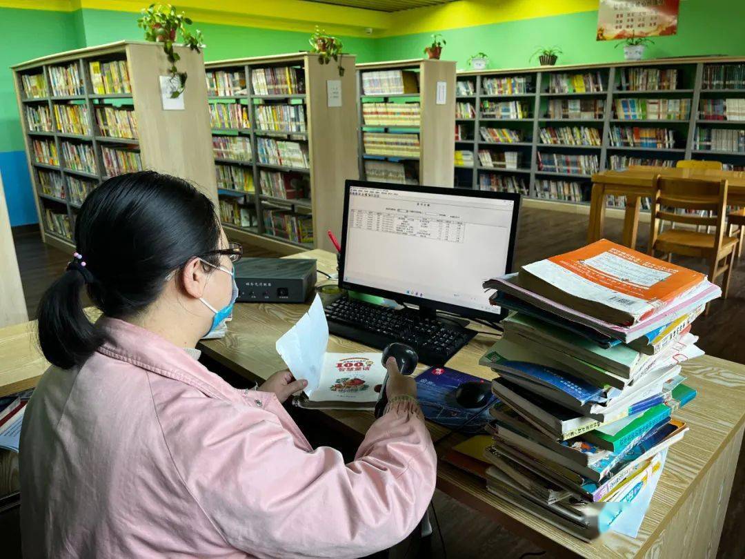 闭馆期间金寨图书馆的工作人员在干啥