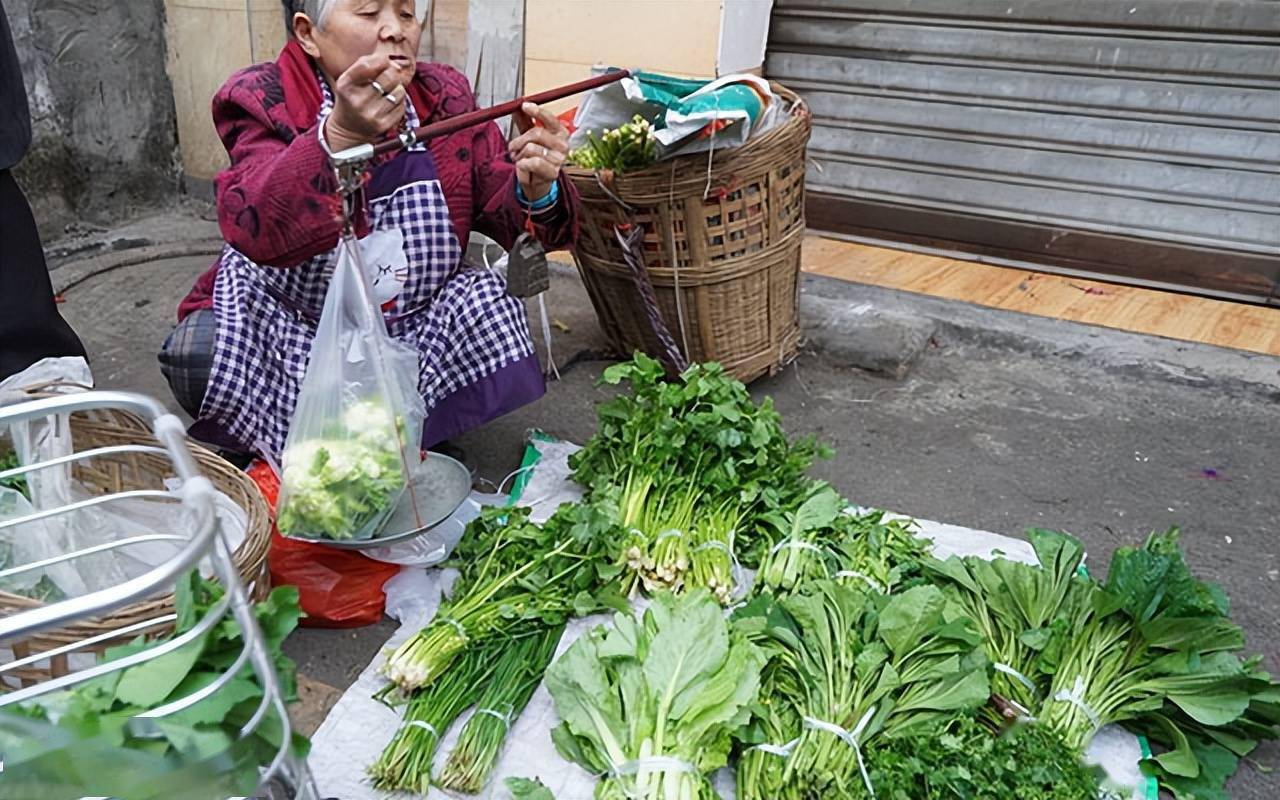 啥情况路边摊的菜年轻人都不买却跑超市去买菜