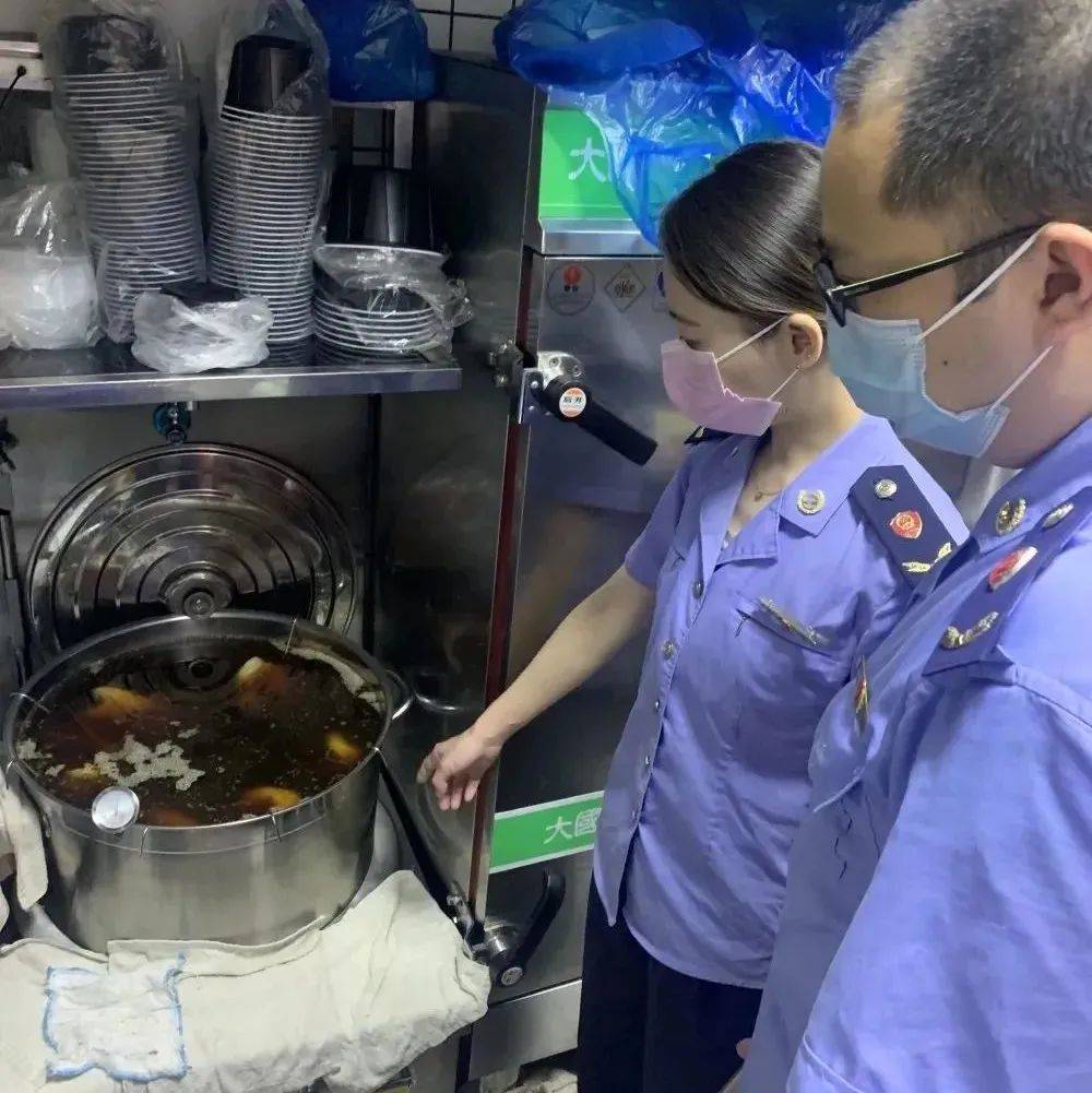 防不胜防！冷冻肉过期后仍加工为熟食继续销售，遇到过期食品如何处理？_保质期_经营_原料