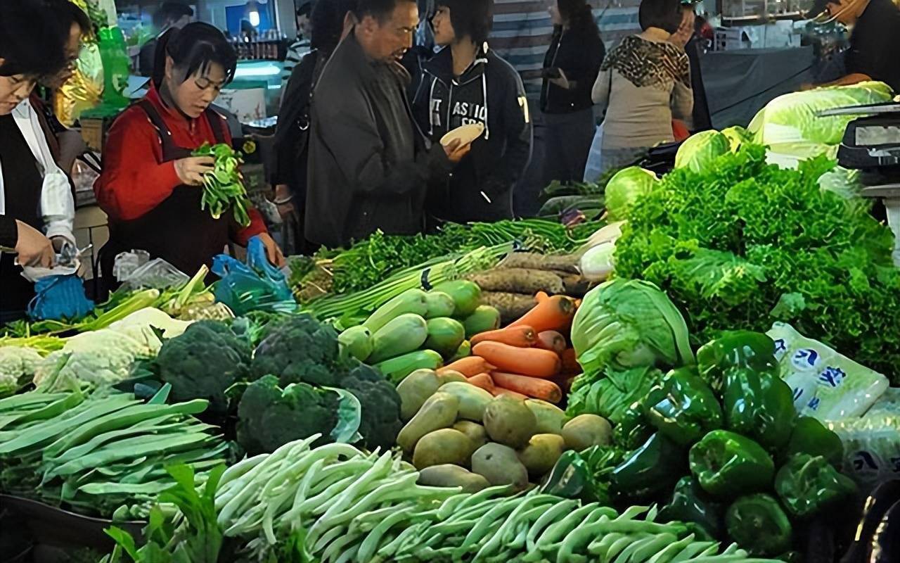 啥情况路边摊的菜年轻人都不买却跑超市去买菜