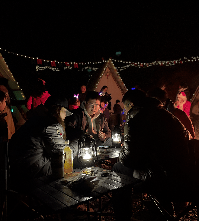 美好的春日周末野炊露营赏烟花