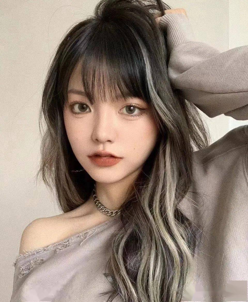 挑染会让你的头发更有吸引力,更加光泽有层次,也更加灵动特别,很时尚