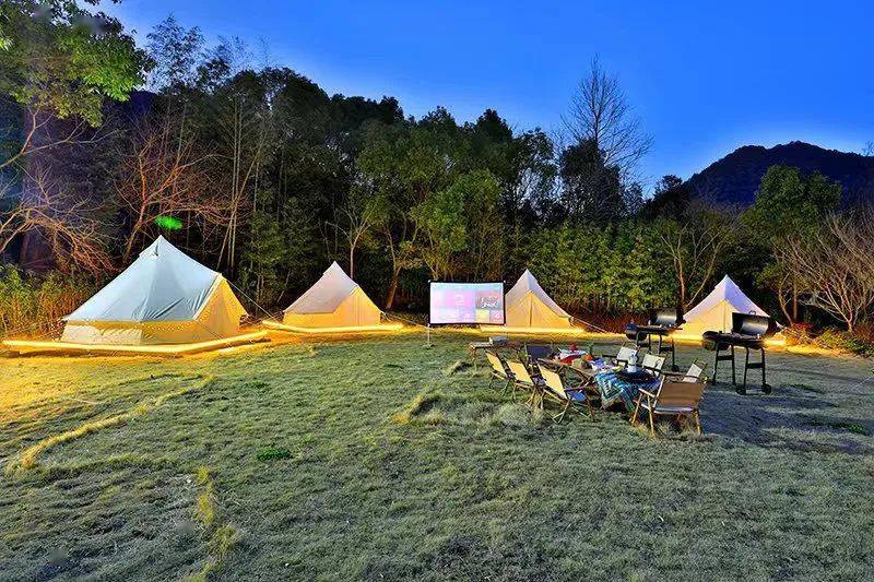 在保证安全的同时,露营爱好者们可以更亲近自然,在大草坪上参与营地