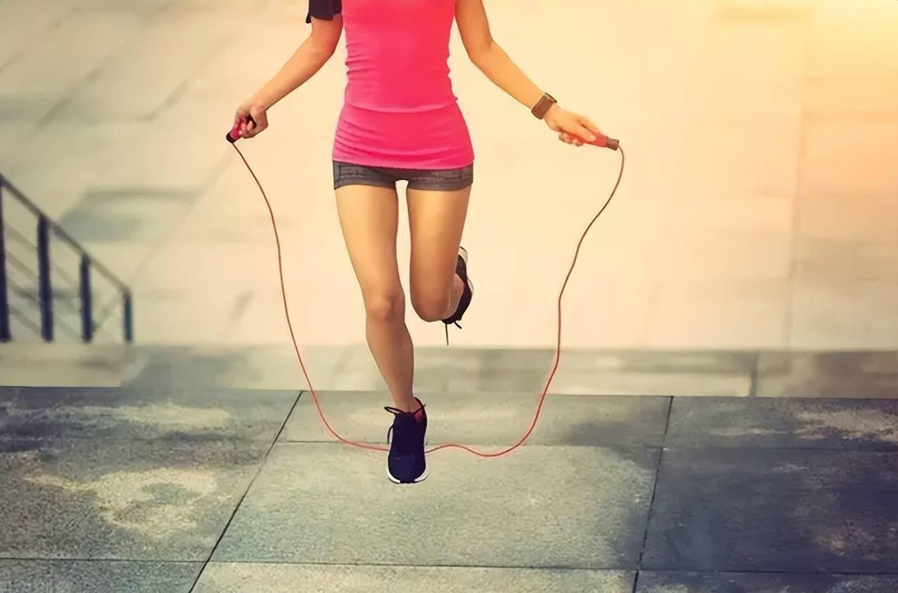 每天坚持跳绳,1个月后,可能会有4个"惊喜"找上你,别偷懒_运动_人们