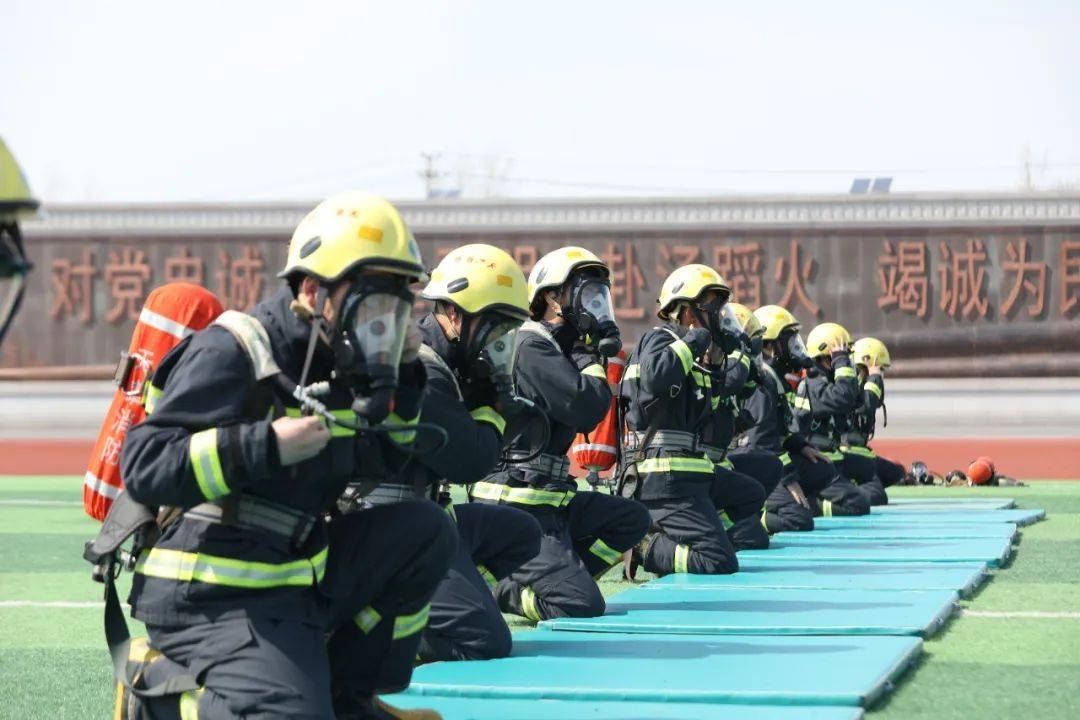 天津消防战士图片