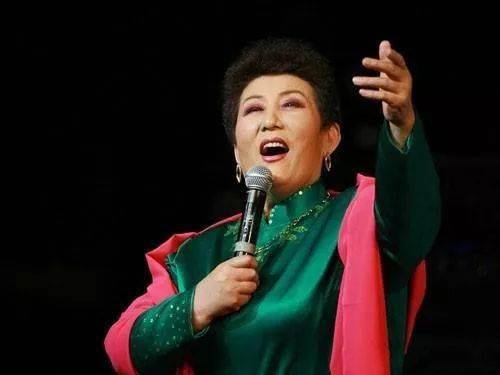 德德玛老师蒙古语演唱一首我的母亲感动了无数人