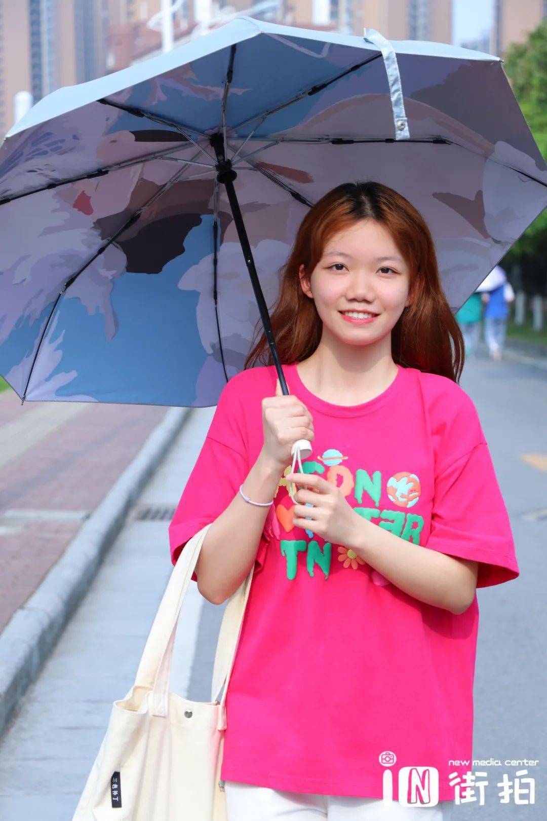 街拍一个像春天一个像夏天