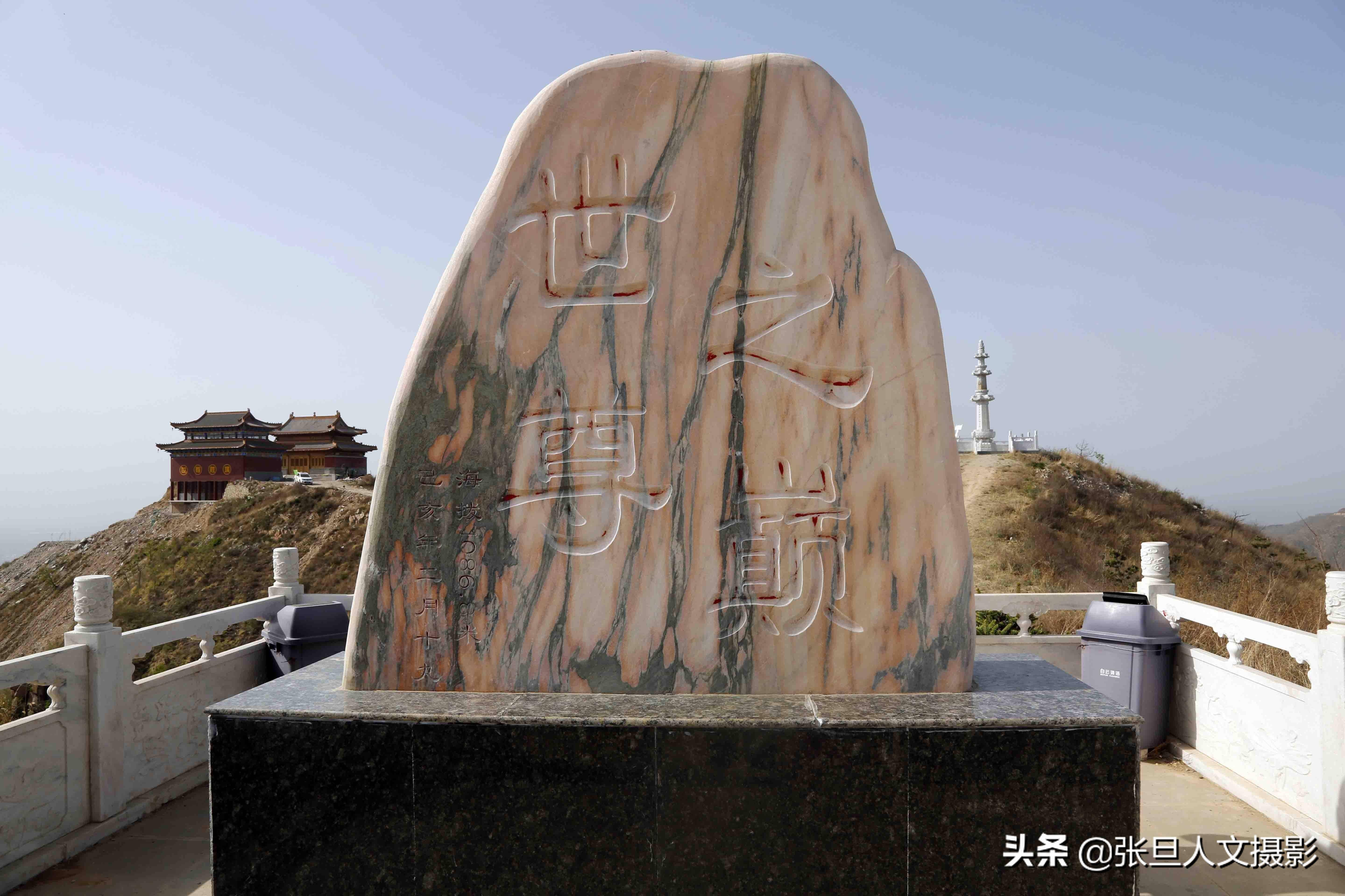 世尊山如展翅金凤站在山顶远眺临汾城隐隐约约飘飘渺渺美极了