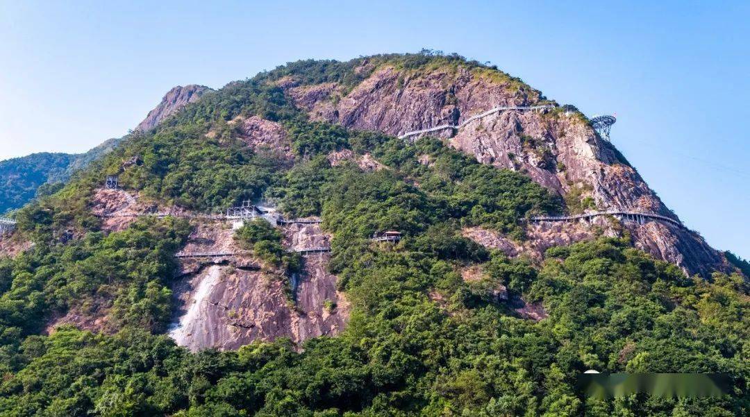 石根山浮山岭云海主峰海拔高度941米因地理原因浮山岭常年云雾缭绕你