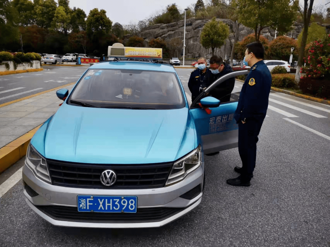 岳阳市交通运输执法人员开展城区出租车疫情防控执法检查