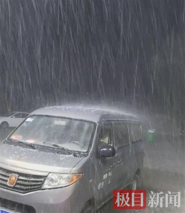 河南新乡午夜突降玻璃球大小冰雹最大风速达11级
