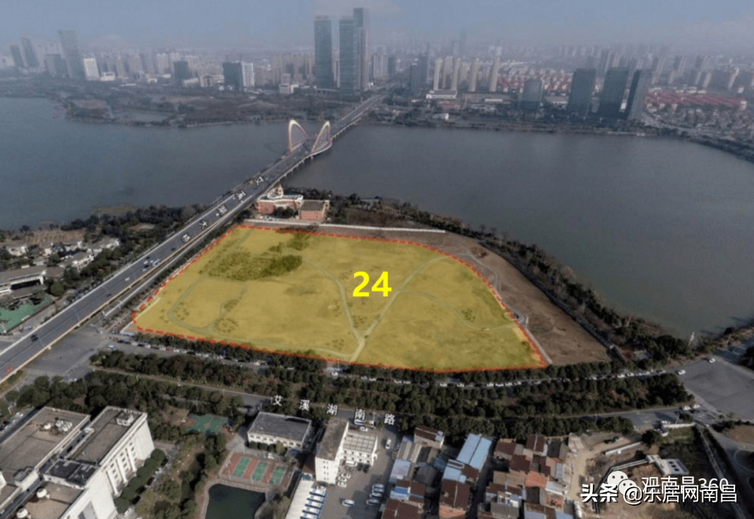 距离地铁1号线艾溪湖站不到50米,200米范围内分布有7路,826路公交站