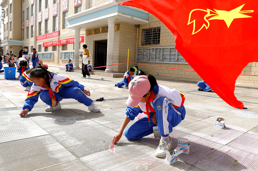 民乐县洪水小学举行粉笔画比赛
