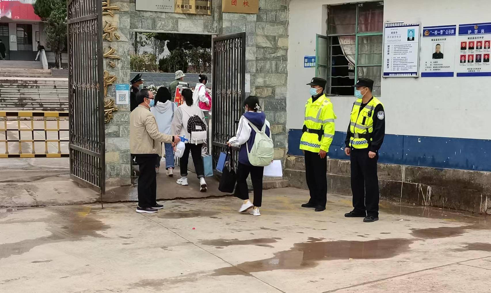 姚安县弥兴镇派出所站好护学岗筑牢安全防护网