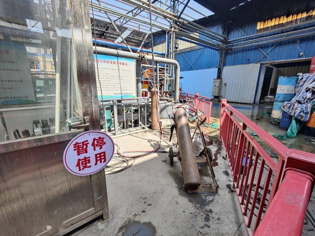 动火作业证过期的情况下现场负责在明知工人施工过程中同意施工单位