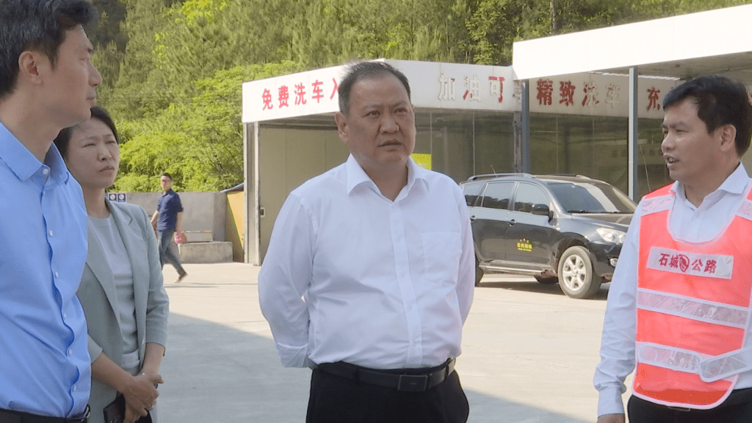 县委常委,常务副县长李明海,县领导黄建伟,李芳一同督导检查.