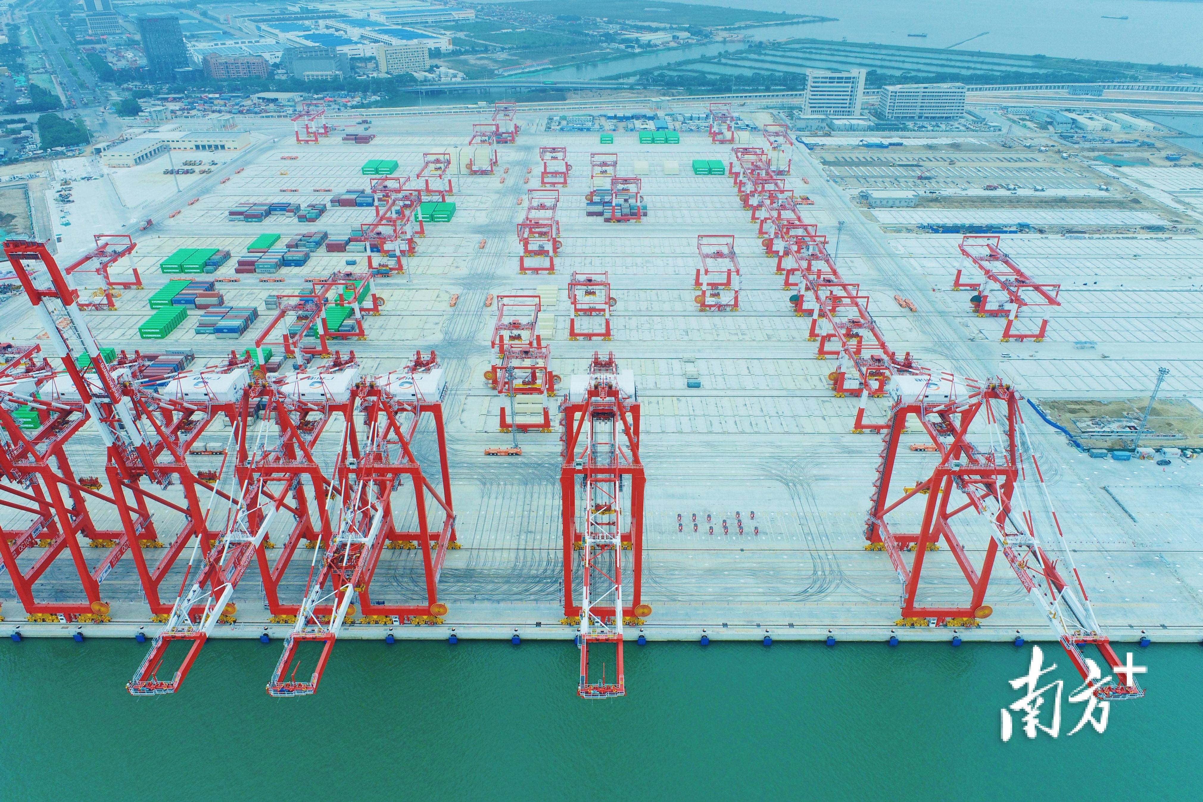 广州港南沙港区四期工程驳船泊位码头水工主体结构完工