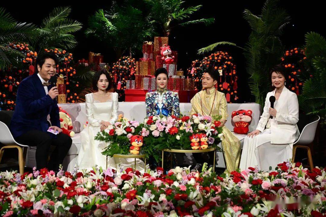 共饮一江水白玛多吉深情演唱月光下的凤尾竹助力2022中缅抖音挑战赛