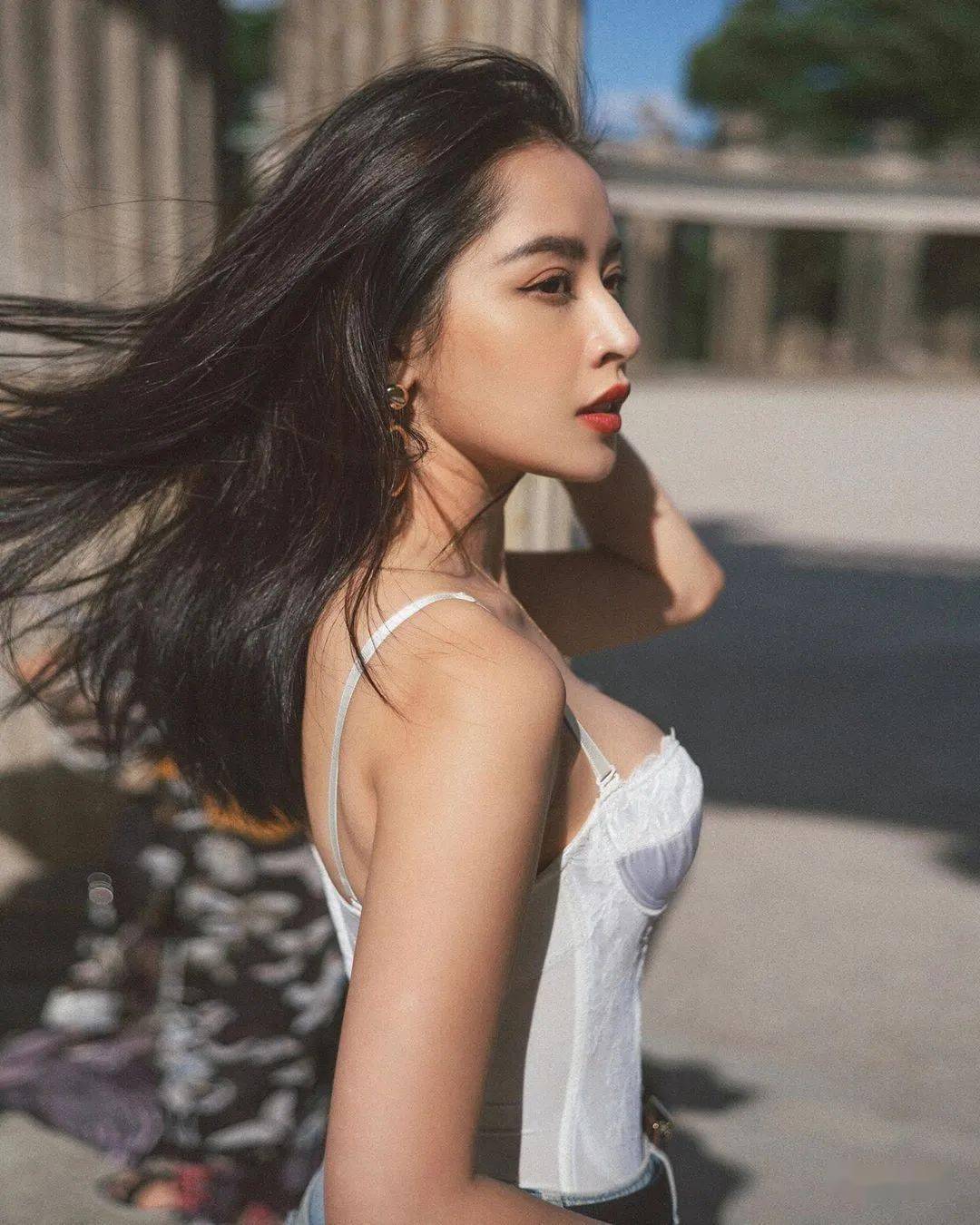 华为新晋女神代言人,肤白貌美!网友扛不住了!_越南_身材_自律